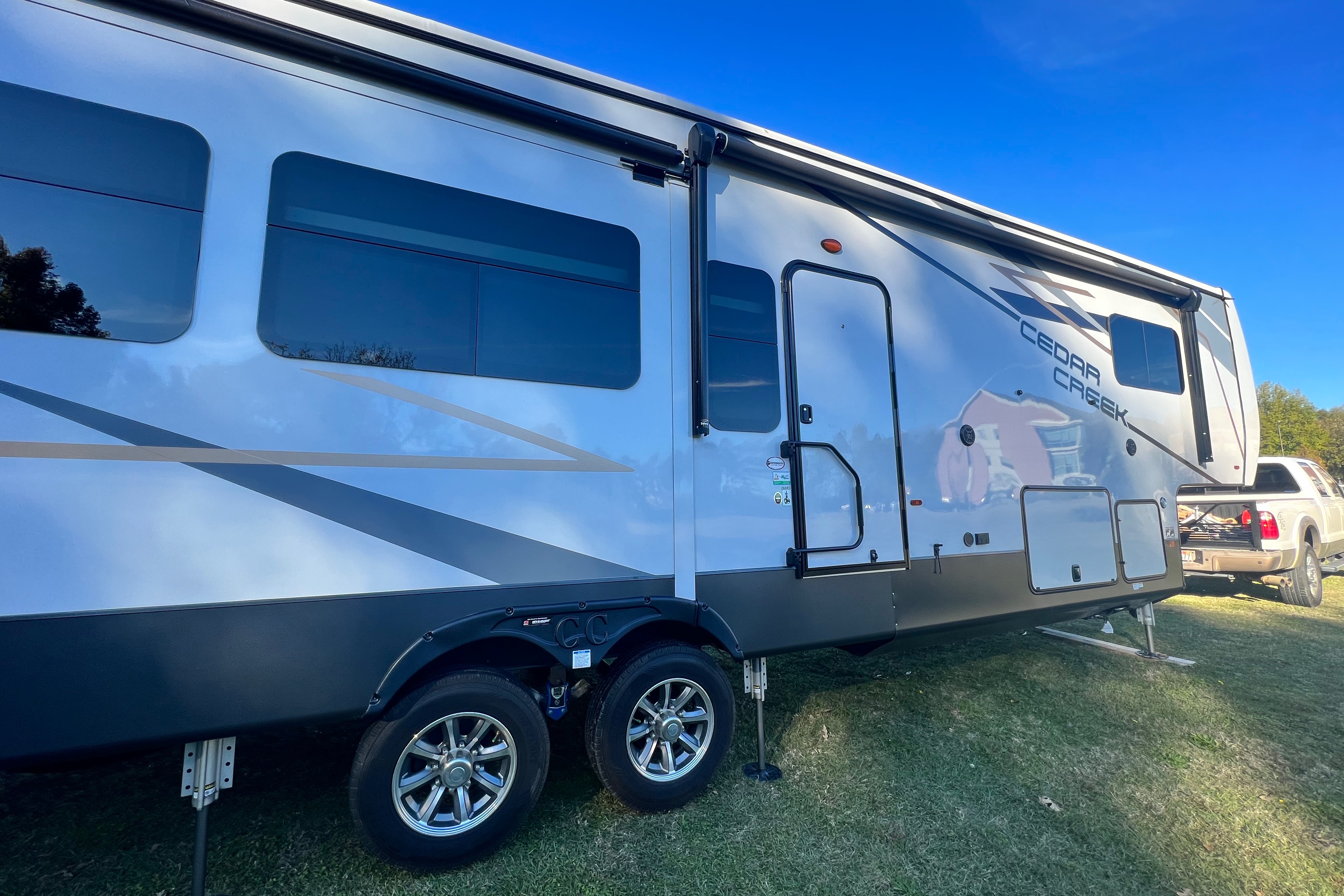  Forest River Cedar creek 360RL Fifth Wheel
