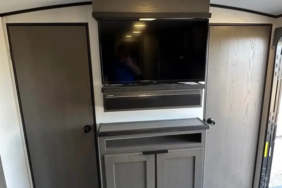 The Robinson's Cruiser RV MPG 2800QB Travel Trailer
