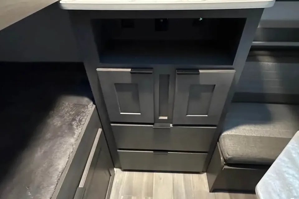 The Robinson's Cruiser RV MPG 2800QB Travel Trailer