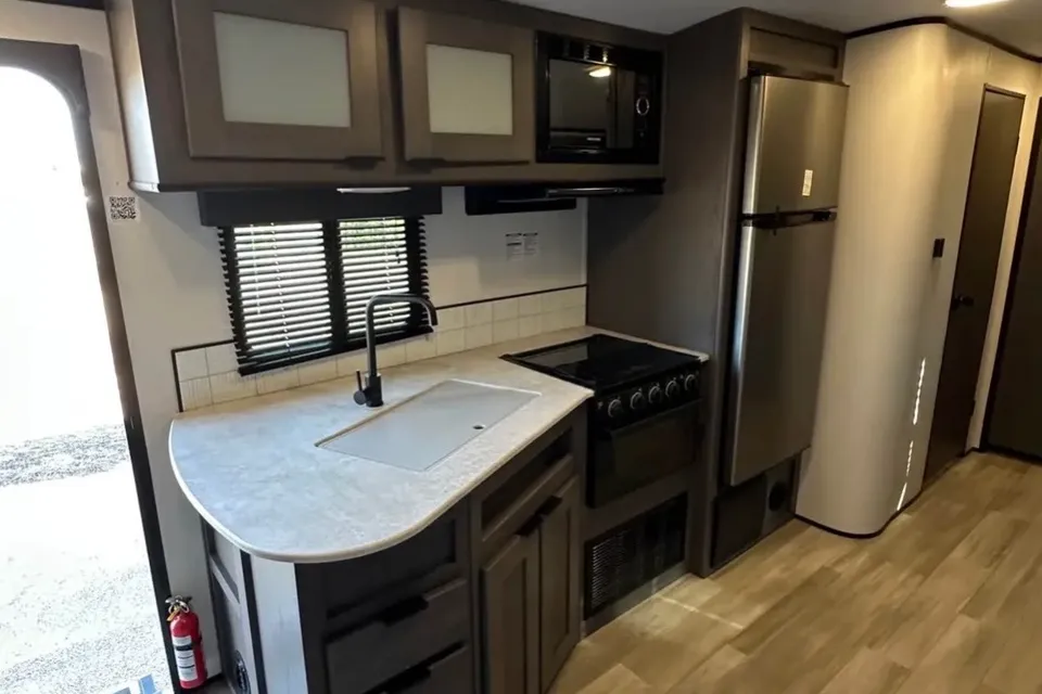 The Robinson's Cruiser RV MPG 2800QB Travel Trailer