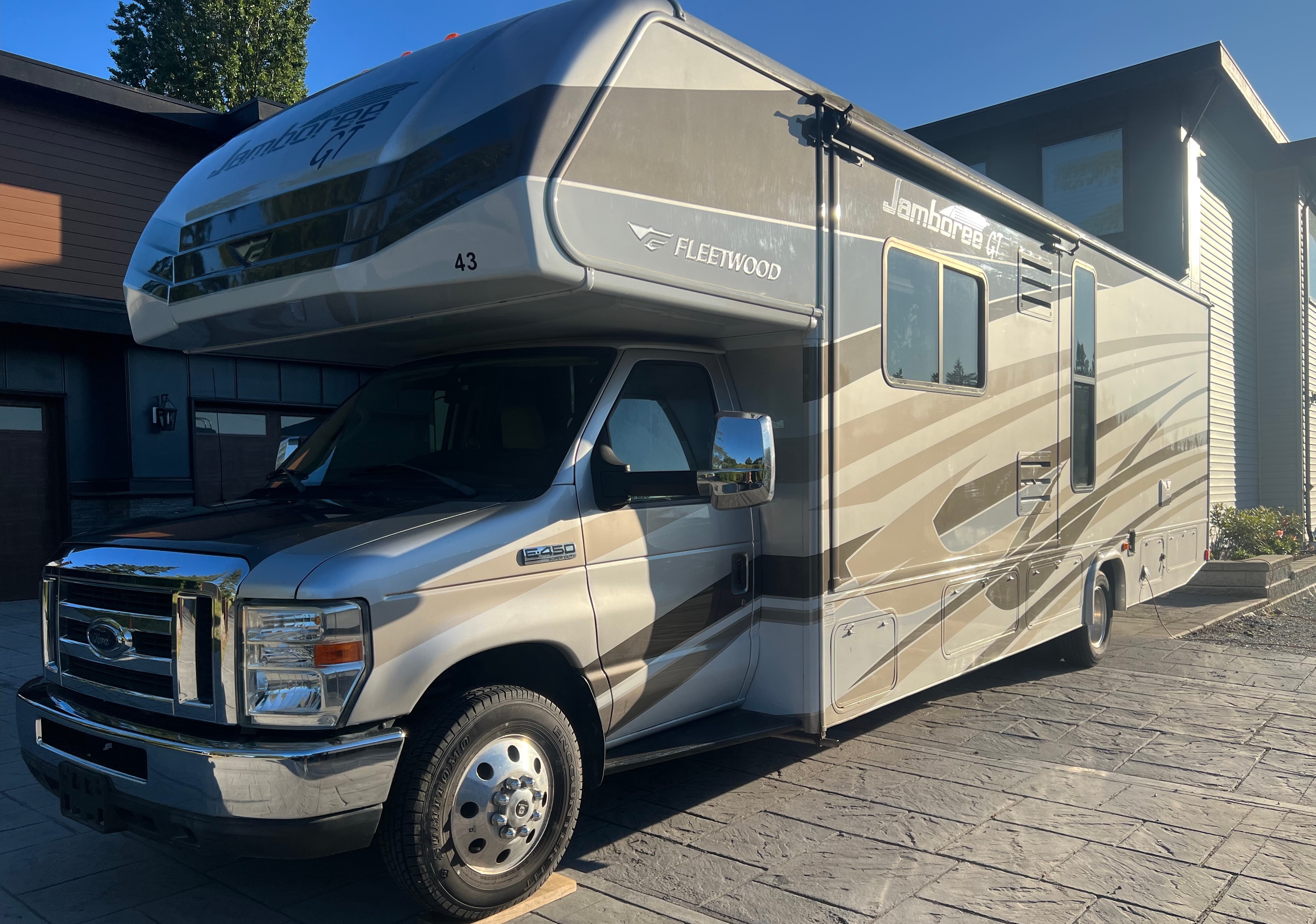 Sunny’s Fleetwood Jamboree GT | Family-Friendly | Sleeps 6 | Easy to Drive