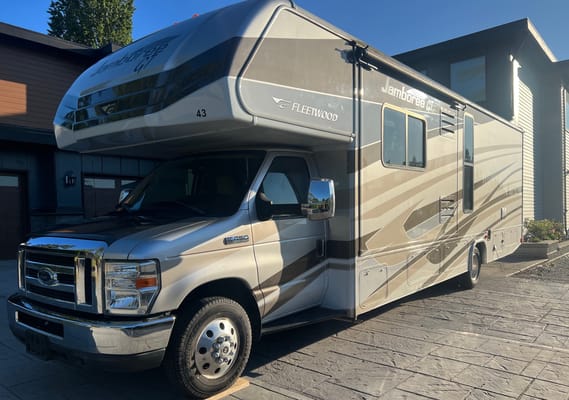 Sunny’s Fleetwood Jamboree GT | Family-Friendly | Sleeps 6 | Easy to Drive