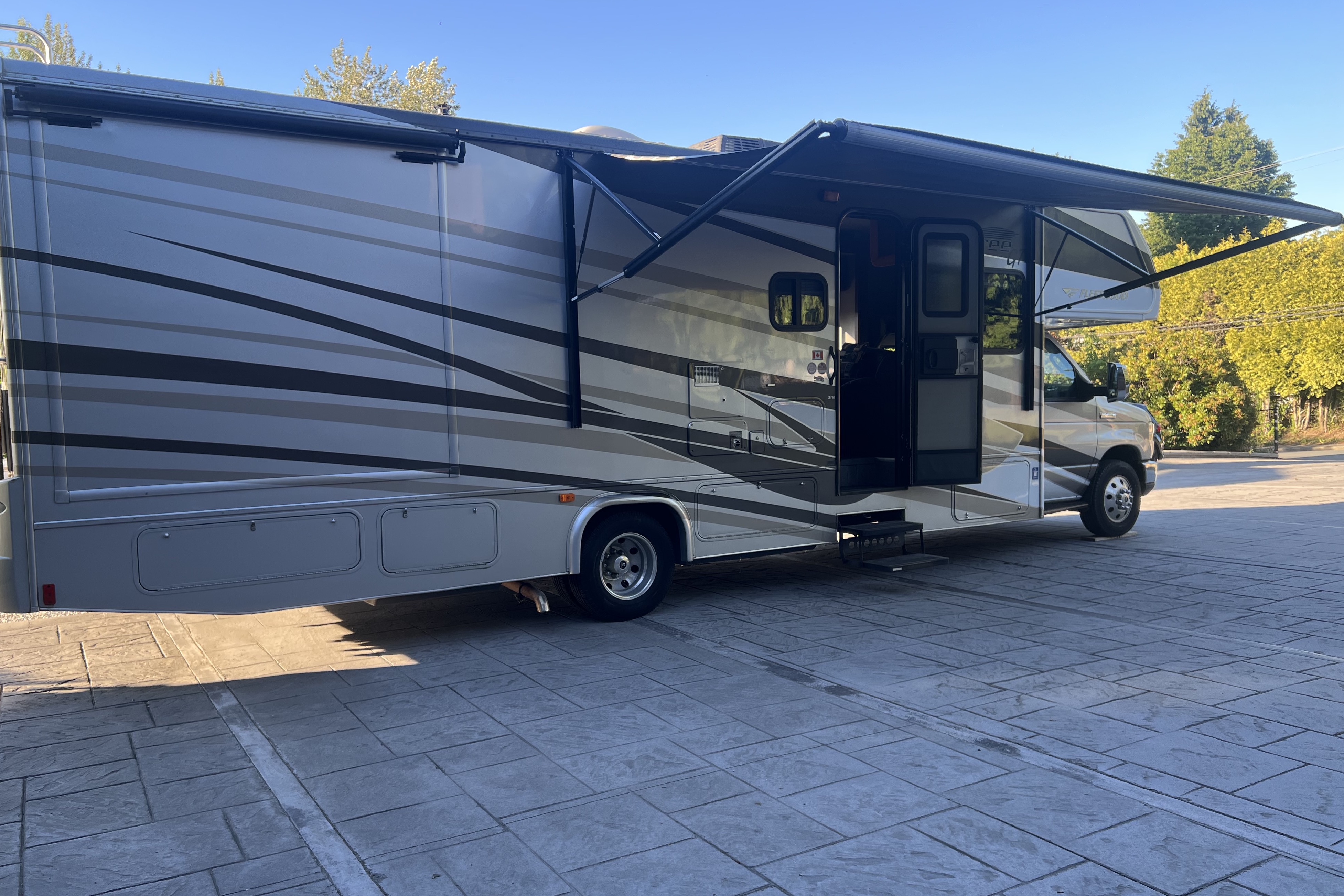 Sunny’s Fleetwood Jamboree GT | Family-Friendly | Sleeps 6 | Easy to Drive