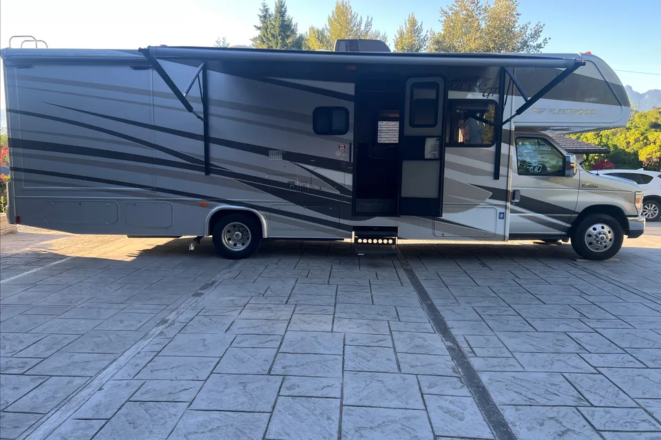 Sunny’s Fleetwood Jamboree GT | Family-Friendly | Sleeps 6 | Easy to Drive