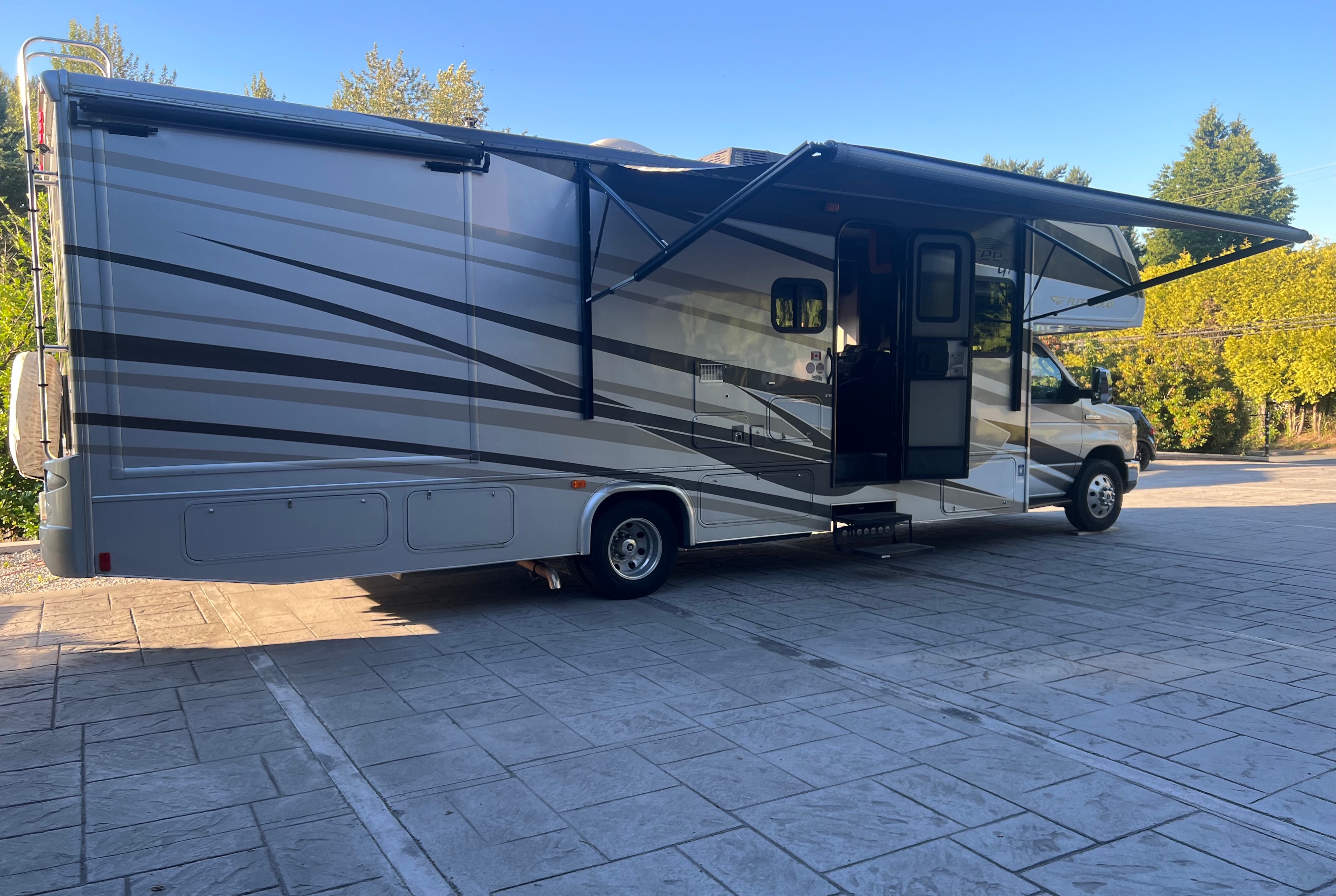 Sunny’s Fleetwood Jamboree GT | Family-Friendly | Sleeps 6 | Easy to Drive