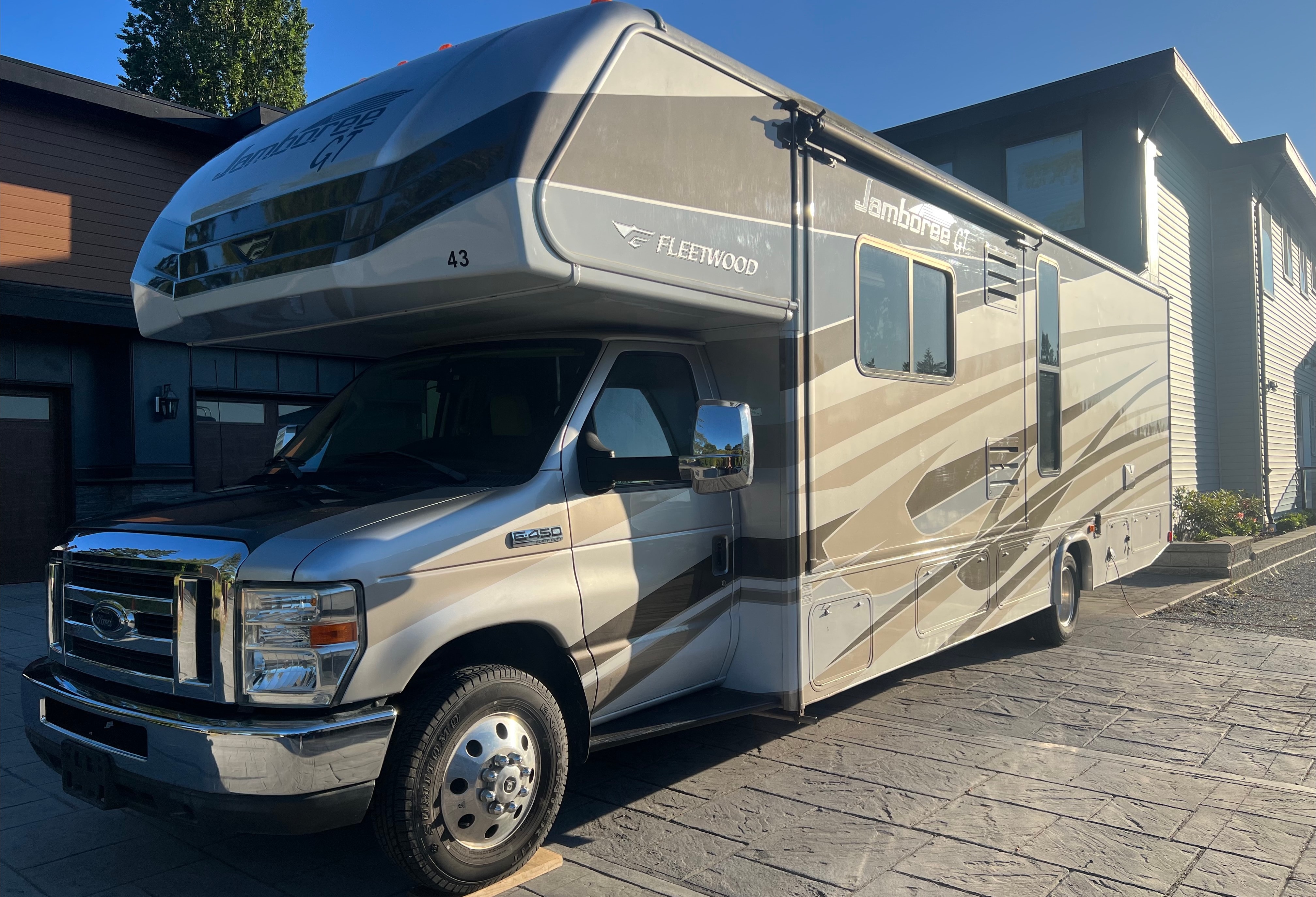 Sunny’s Fleetwood Jamboree GT | Family-Friendly | Sleeps 6 | Easy to Drive