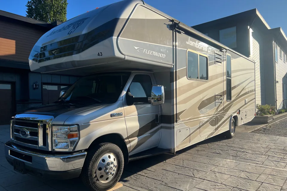 Sunny’s Fleetwood Jamboree GT | Family-Friendly | Sleeps 6 | Easy to Drive