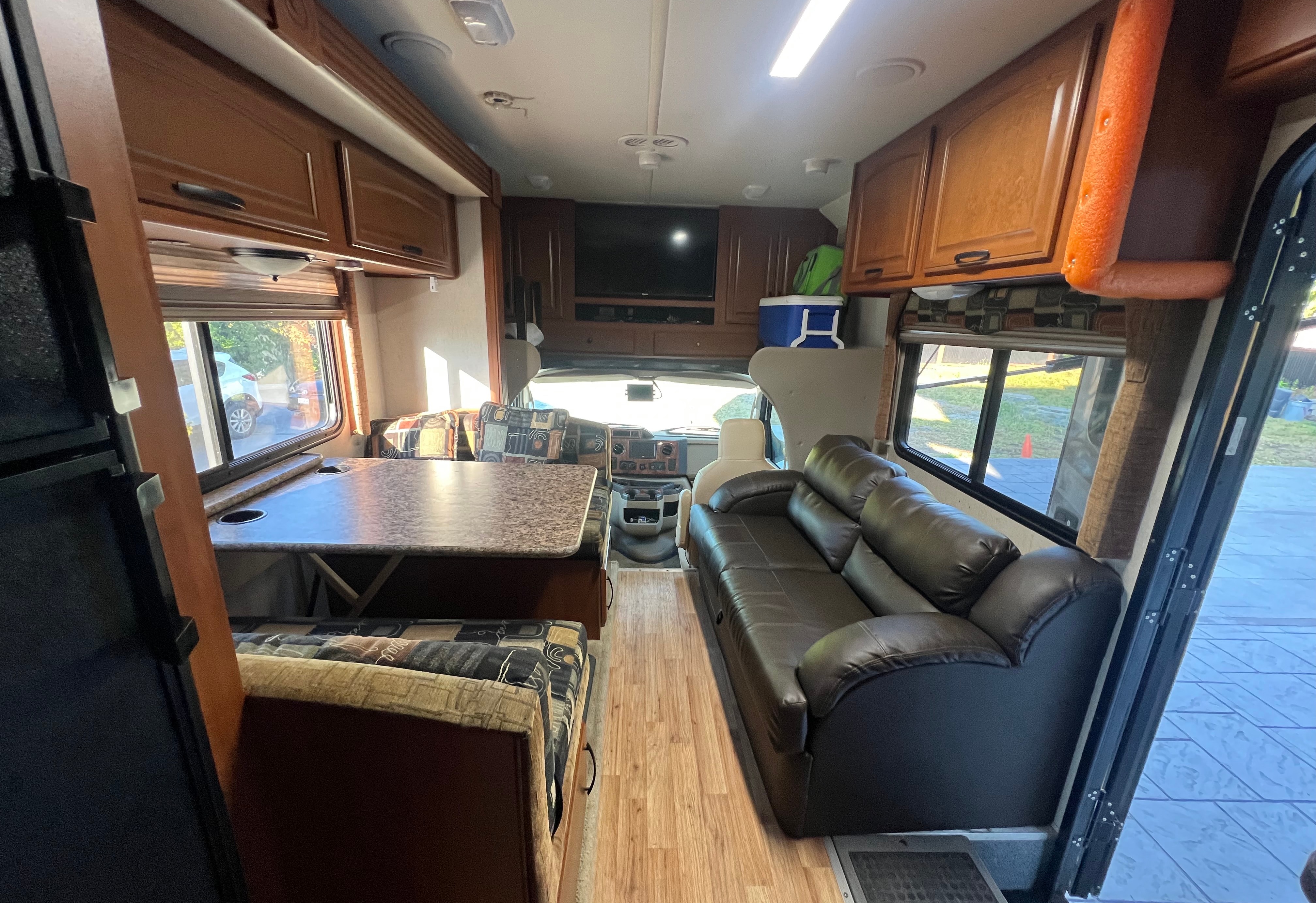 Sunny’s Fleetwood Jamboree GT | Family-Friendly | Sleeps 6 | Easy to Drive
