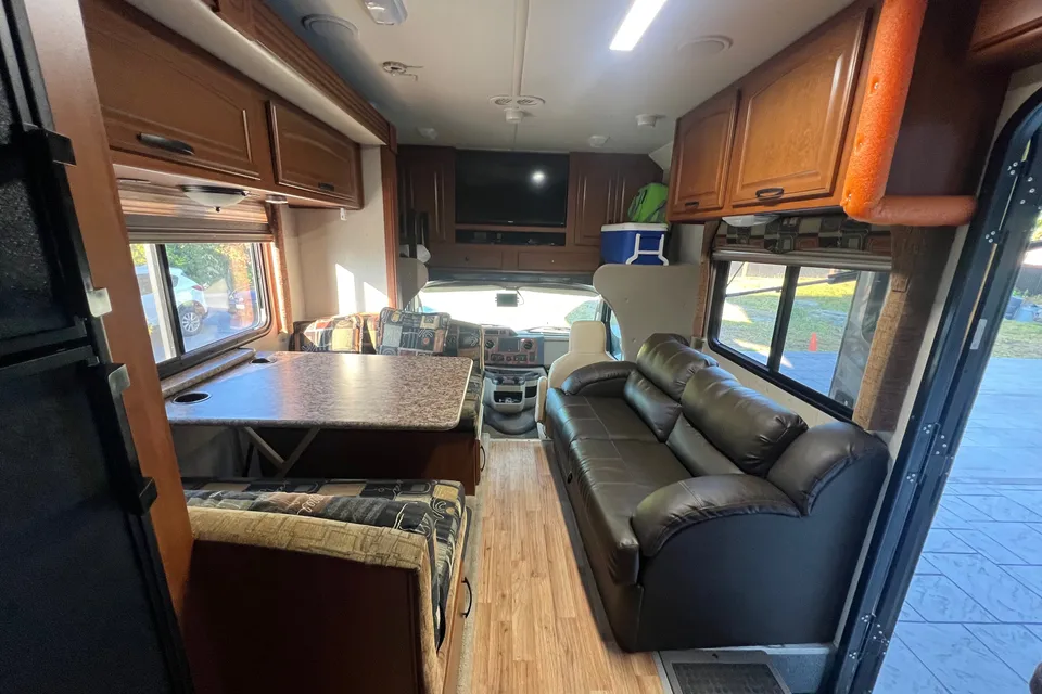 Sunny’s Fleetwood Jamboree GT | Family-Friendly | Sleeps 6 | Easy to Drive
