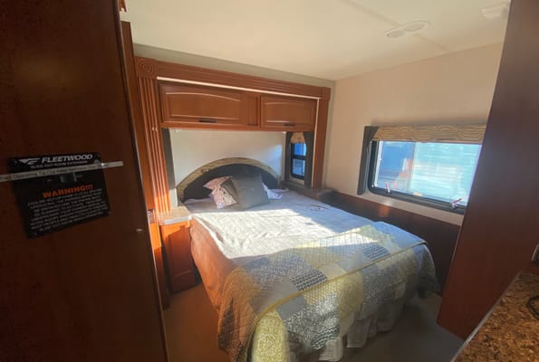 Sunny’s Fleetwood Jamboree GT | Family-Friendly | Sleeps 6 | Easy to Drive