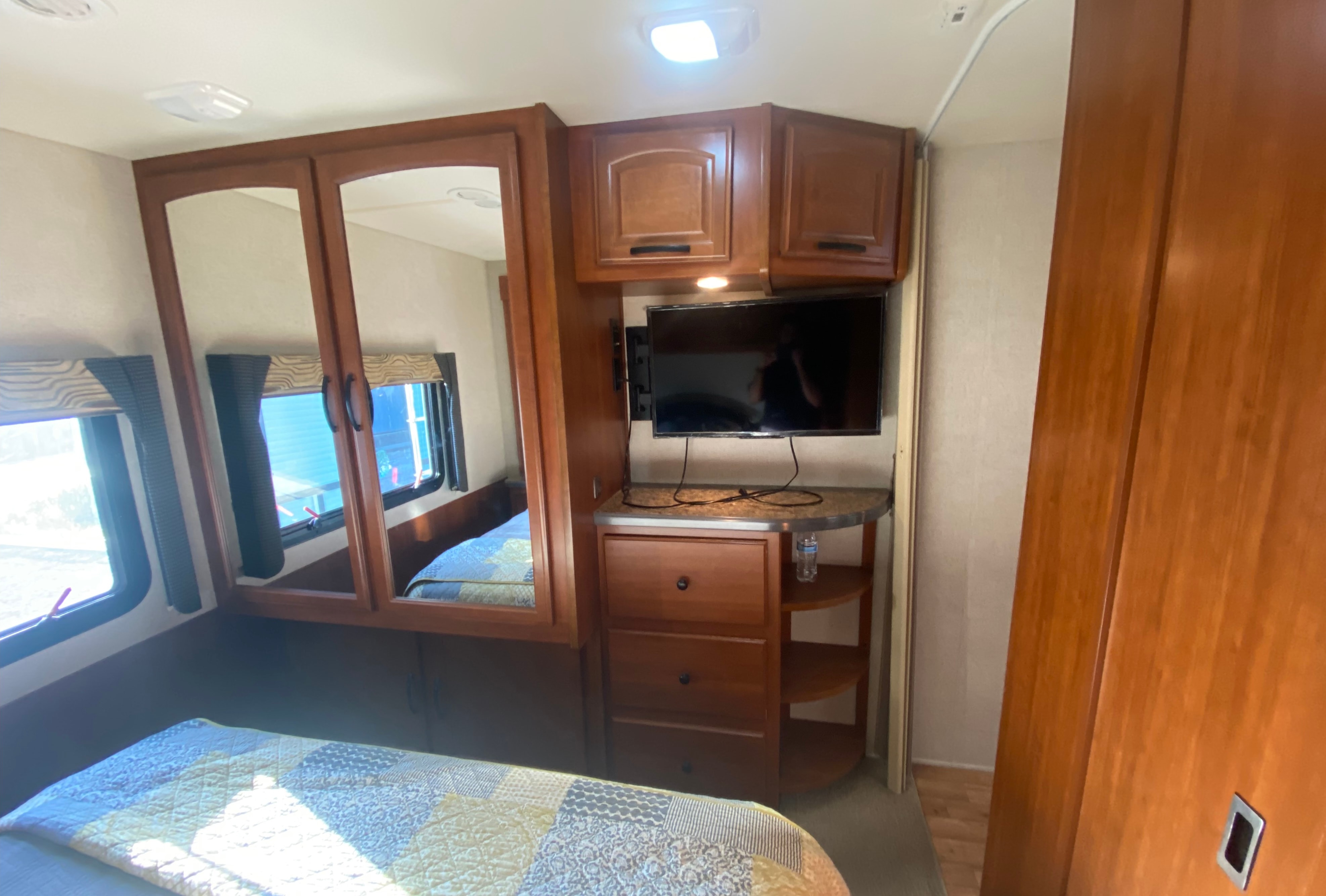 Sunny’s Fleetwood Jamboree GT | Family-Friendly | Sleeps 6 | Easy to Drive