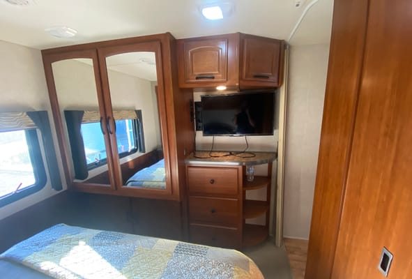 Sunny’s Fleetwood Jamboree GT | Family-Friendly | Sleeps 6 | Easy to Drive
