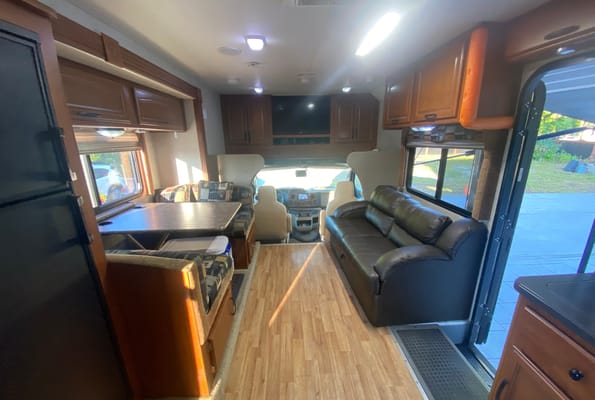 Sunny’s Fleetwood Jamboree GT | Family-Friendly | Sleeps 6 | Easy to Drive