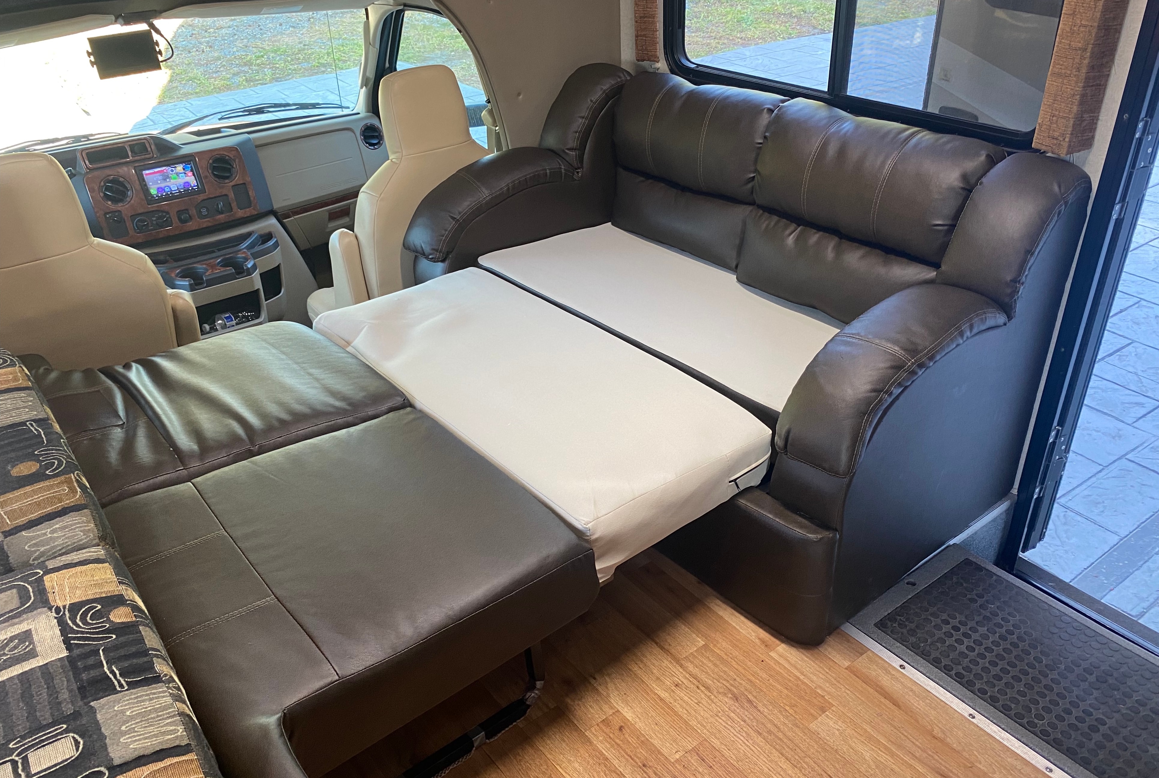Sunny’s Fleetwood Jamboree GT | Family-Friendly | Sleeps 6 | Easy to Drive