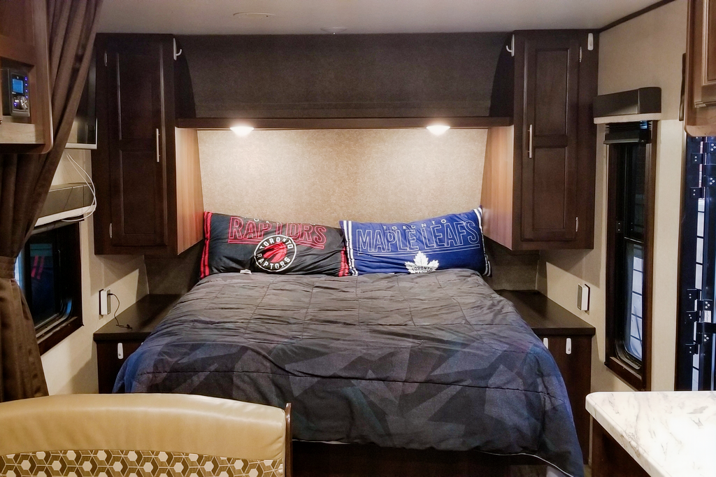Midnight Sun  2019 Jayco Jay Flight 22ft Pet Friendly