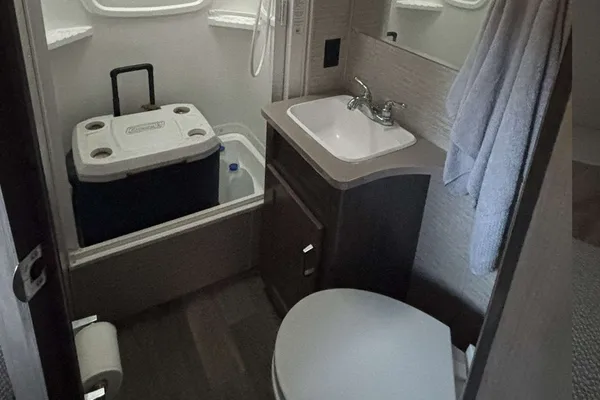Open Rhode Class C Motorhome (2022 Minni Winnie)