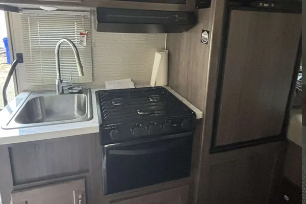 Open Rhode Class C Motorhome (2022 Minni Winnie)