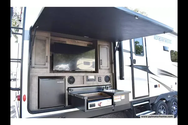 RV with Bunk Room: Bath and Half: Delivery Only ($85) No Prep Fee: Equipped