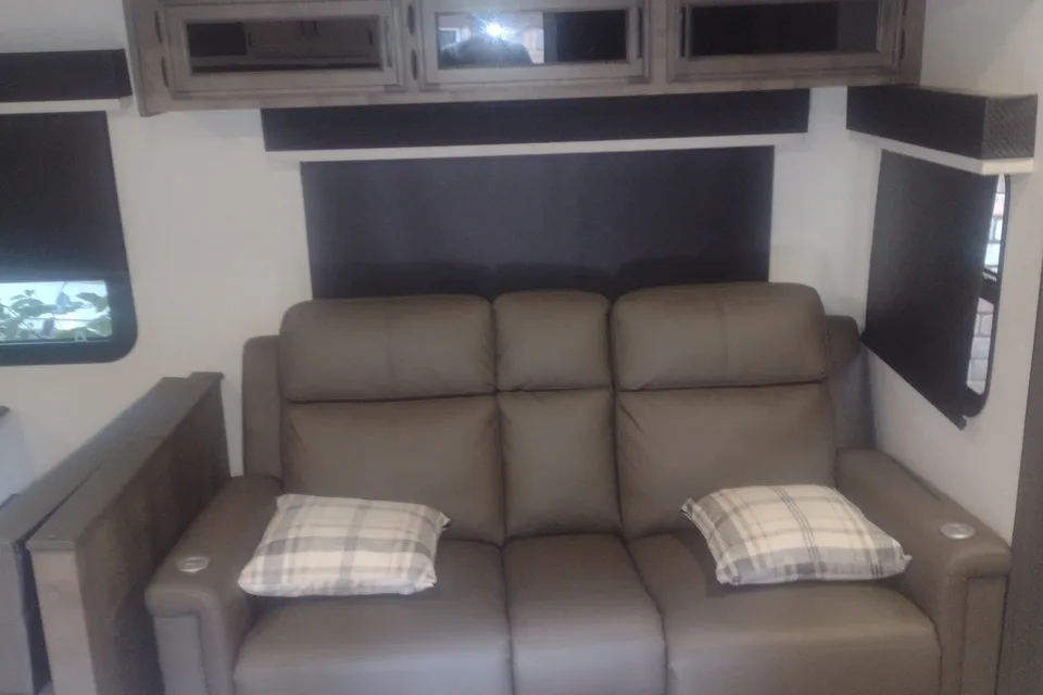 RV with Bunk Room: Bath and Half: Delivery Only ($85) No Prep Fee: Equipped