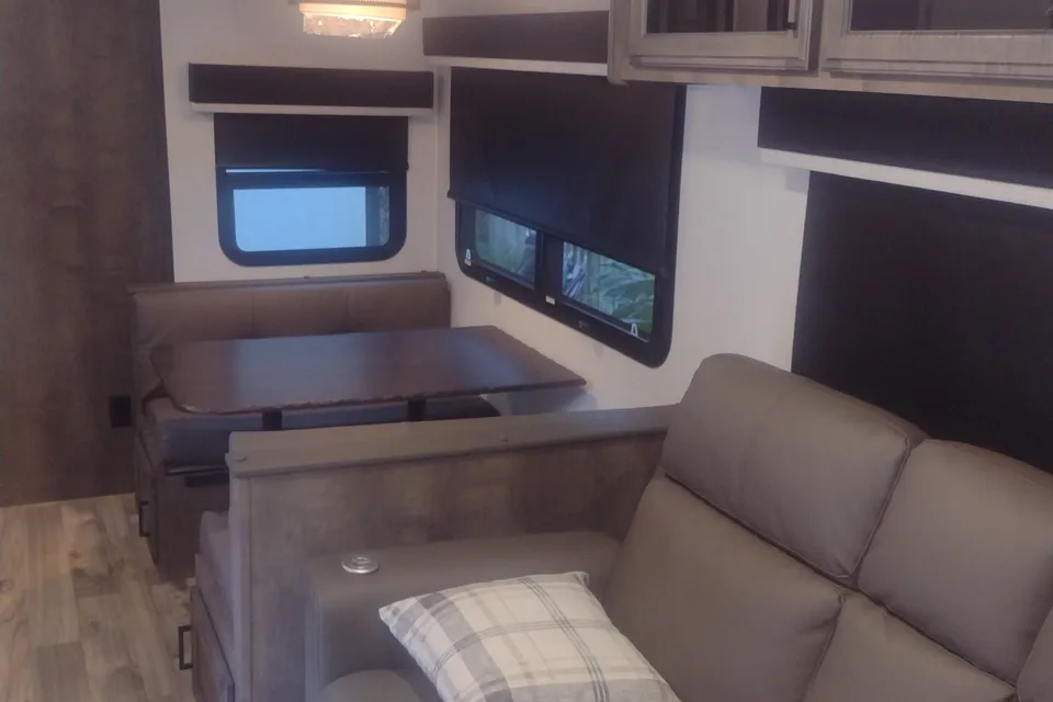 RV with Bunk Room: Bath and Half: Delivery Only ($85) No Prep Fee: Equipped