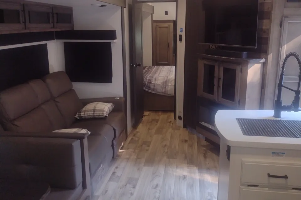 RV with Bunk Room: Bath and Half: Delivery Only ($85) No Prep Fee: Equipped