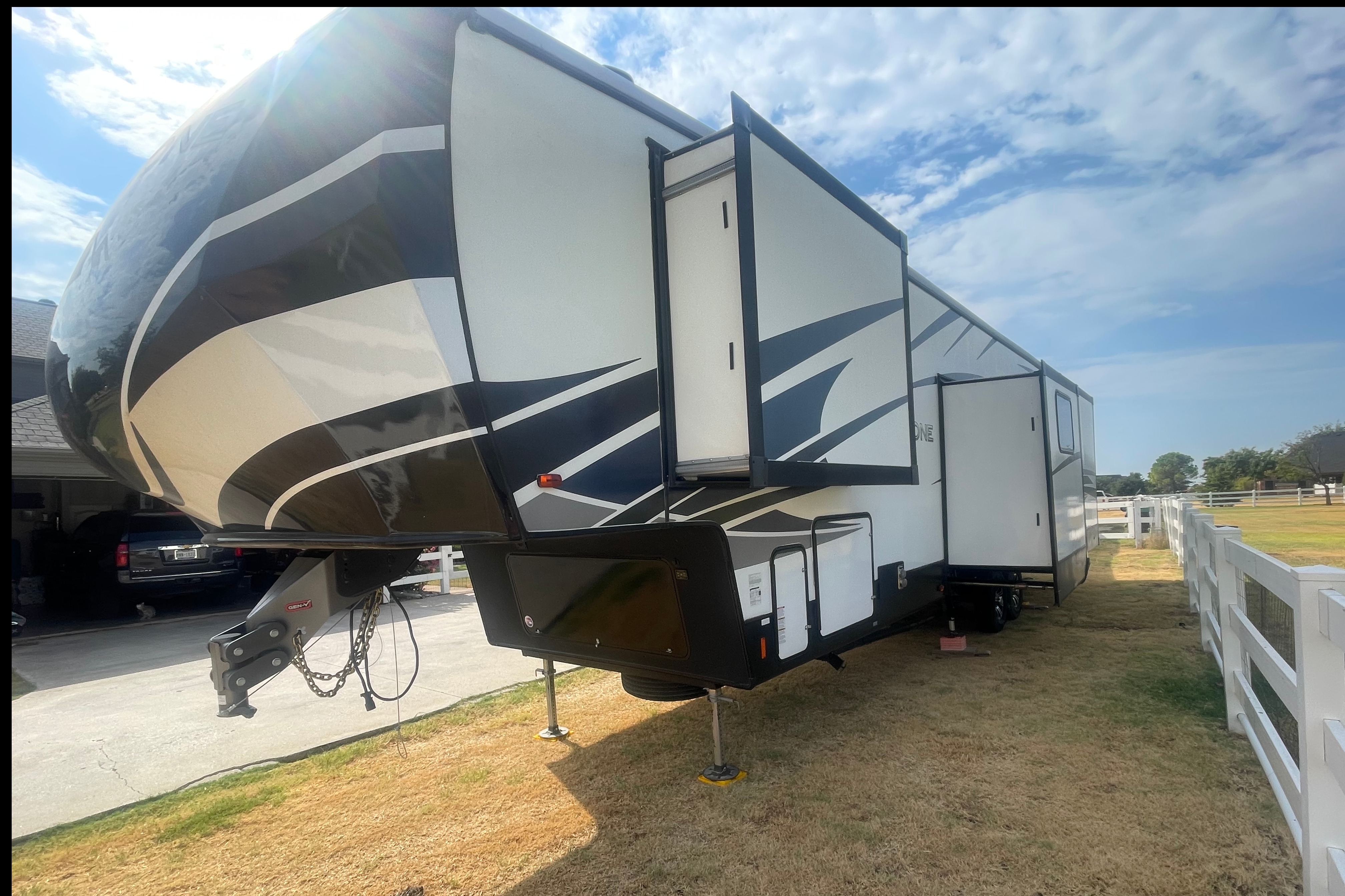 5th Wheel Camper perfect for the entire family