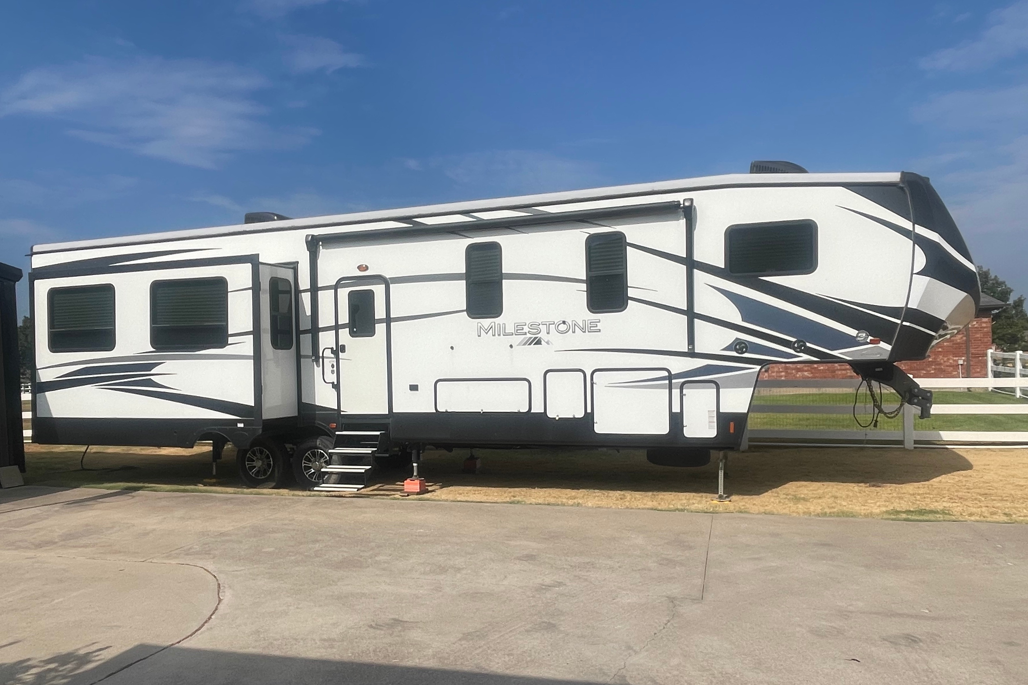 5th Wheel Camper perfect for the entire family