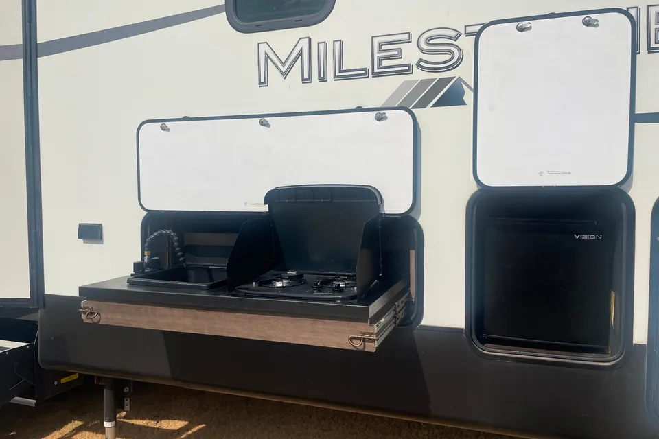 5th Wheel Camper perfect for the entire family