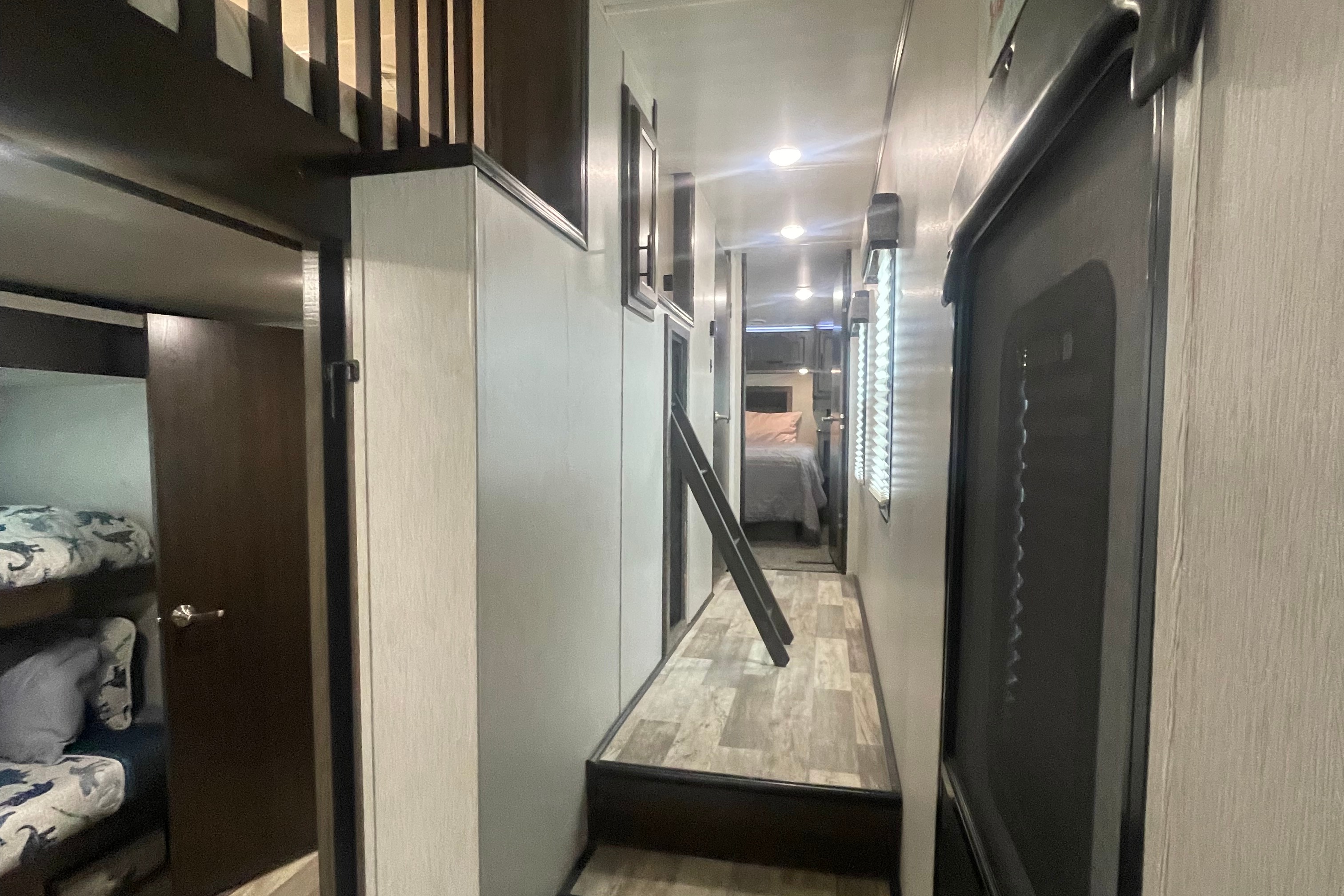 5th Wheel Camper perfect for the entire family