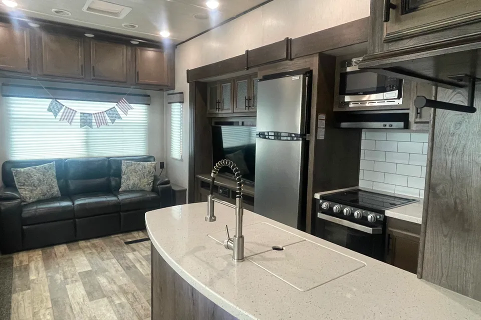 5th Wheel Camper perfect for the entire family