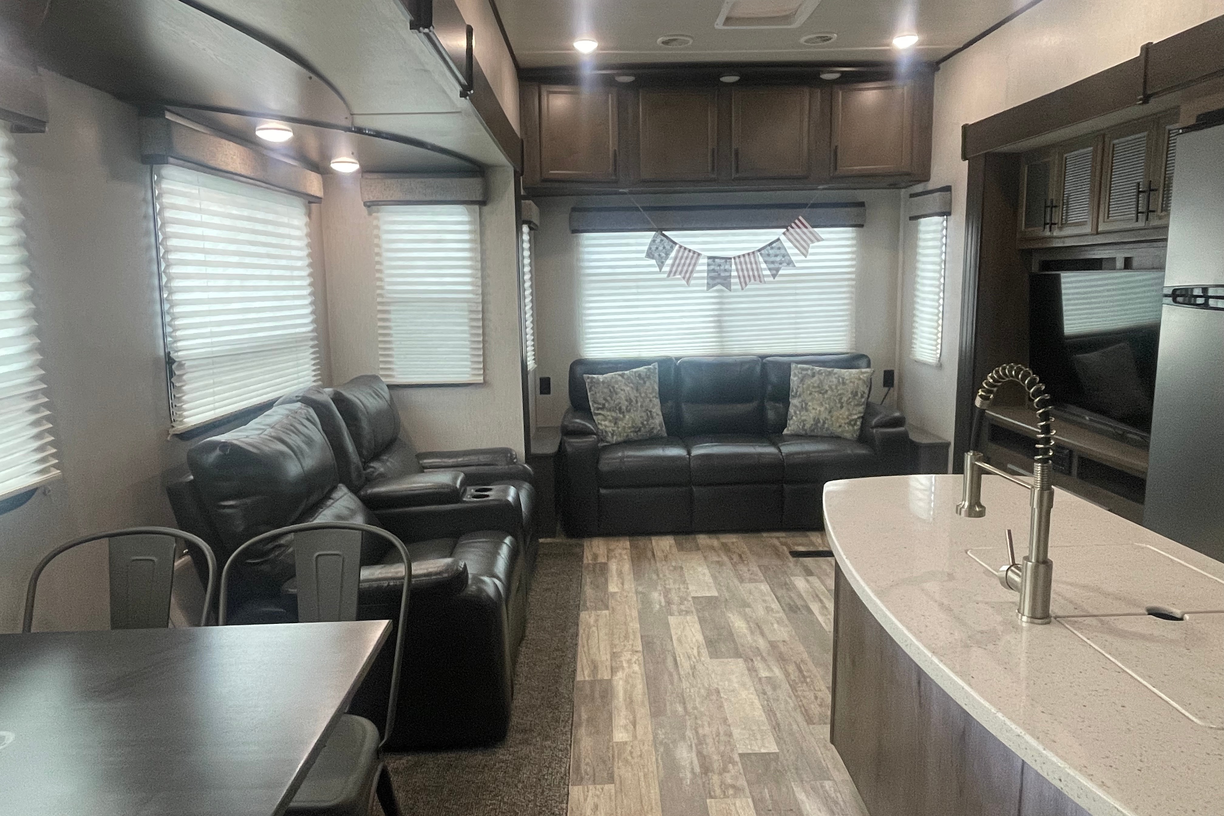 5th Wheel Camper perfect for the entire family