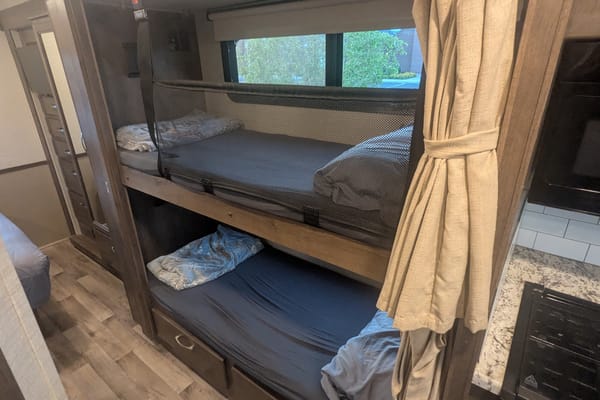 Family-ready Class A - Bunk beds, Solar power, Pet Friendly Jayco Alante 29F