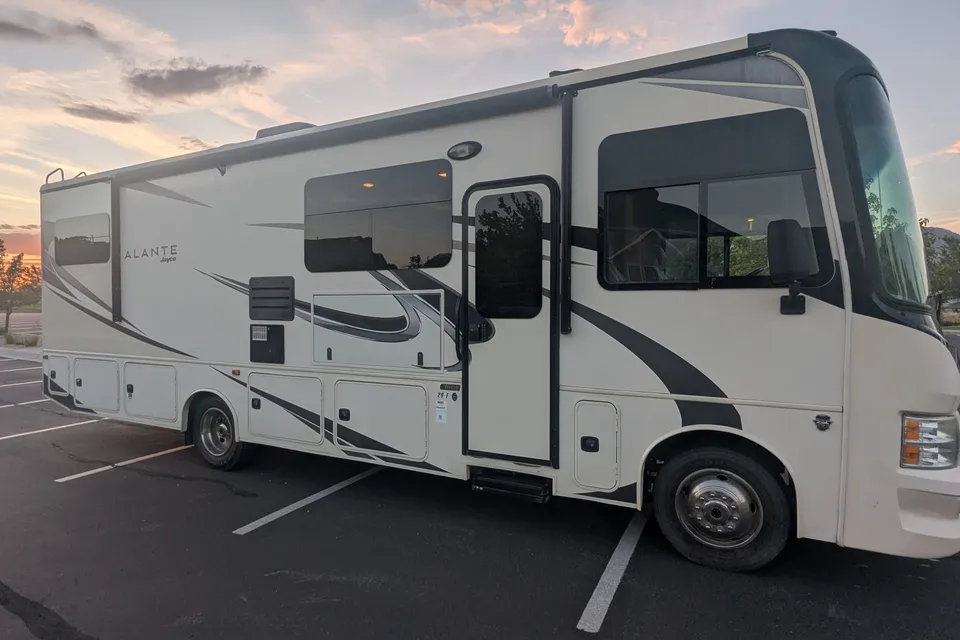Family-ready Class A - Bunk beds, Solar power, Pet Friendly Jayco Alante 29F