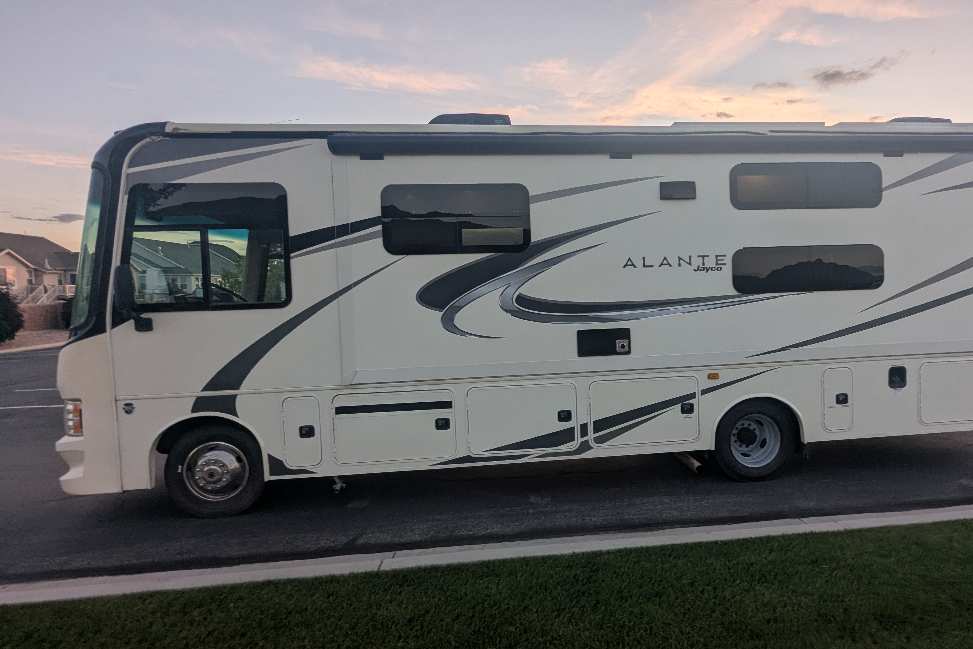 Family-ready Class A - Bunk beds, Solar power, Pet Friendly Jayco Alante 29F