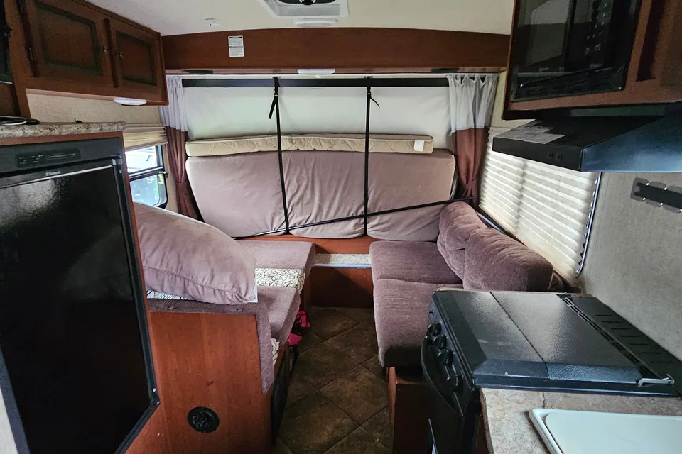 Palomino 147x Solaire Hybrid