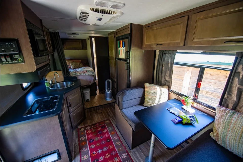 Thor Motor Coach Majestic 23A Class C Easy to drive complete w Everything