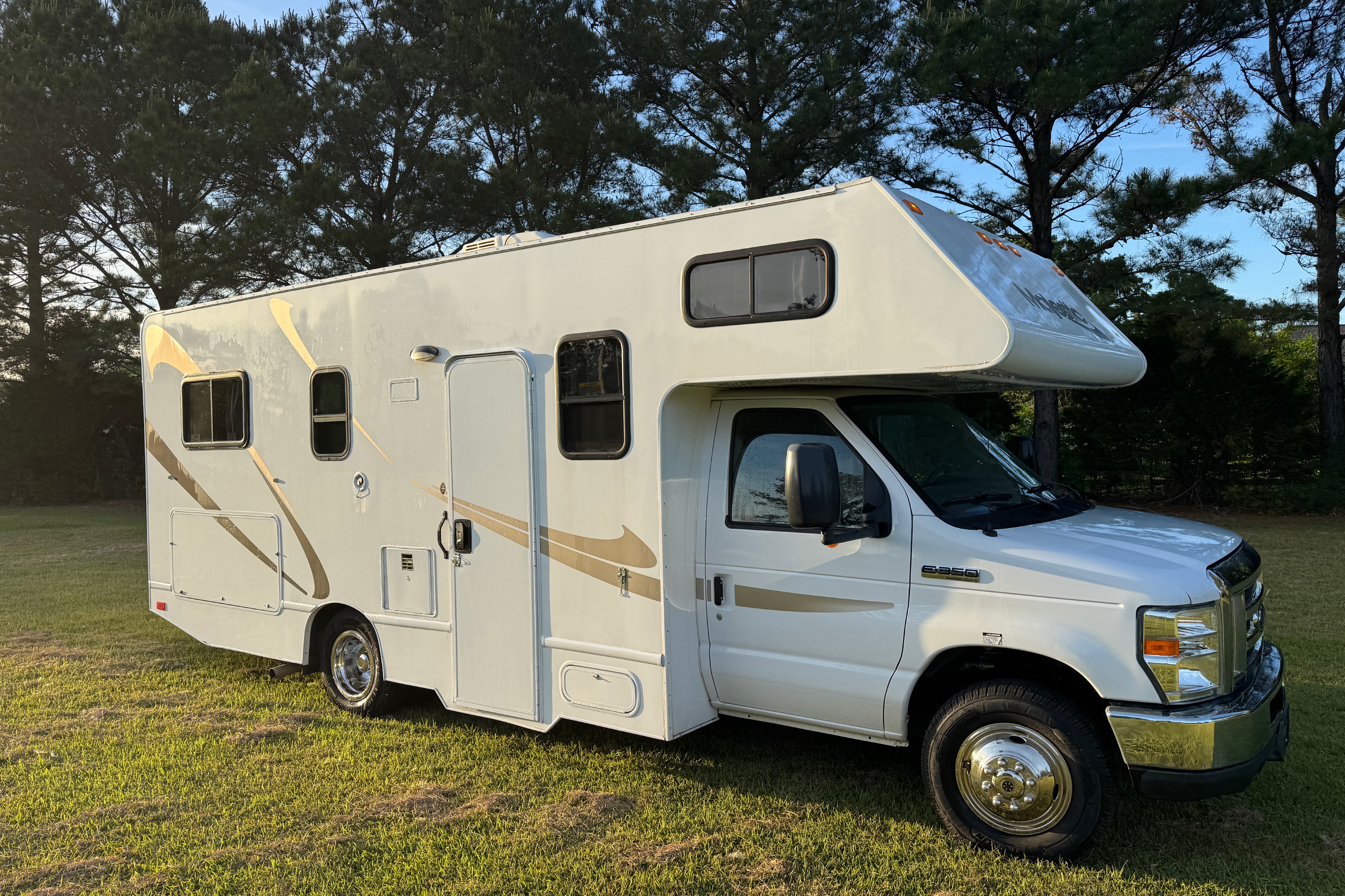 Thor Motor Coach Majestic 23A Class C Easy to drive complete w Everything