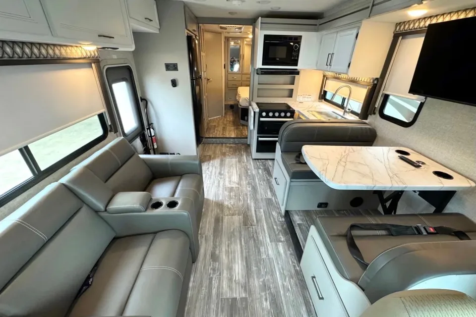 Thor Motor Coach Geniva Class C