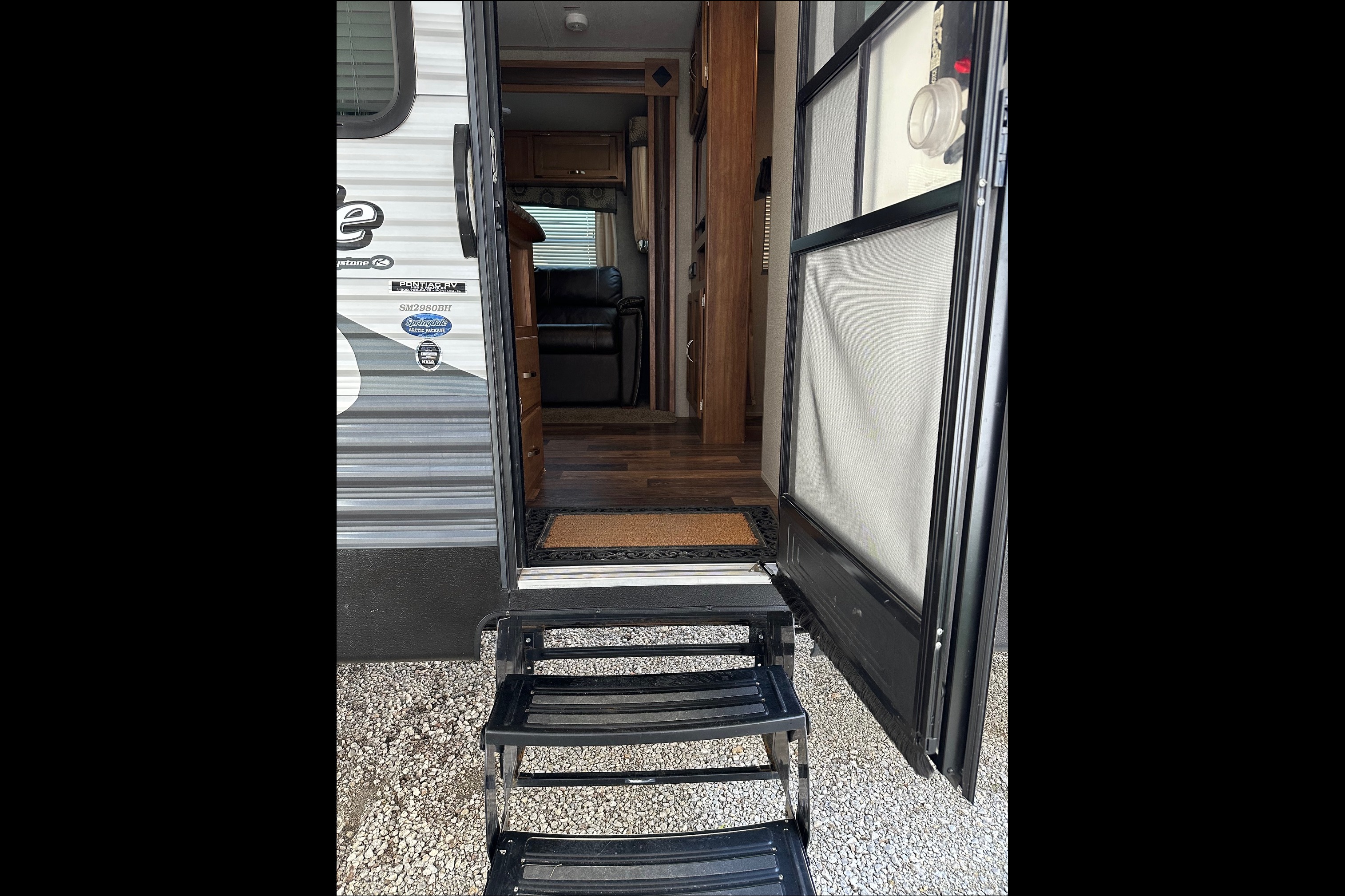 2017 Keystone Summerland 2980BH Sleeps 9!!