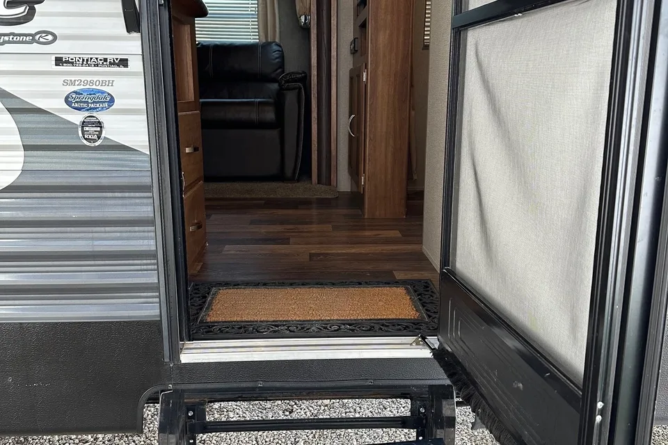 2017 Keystone Summerland 2980BH Sleeps 9!!