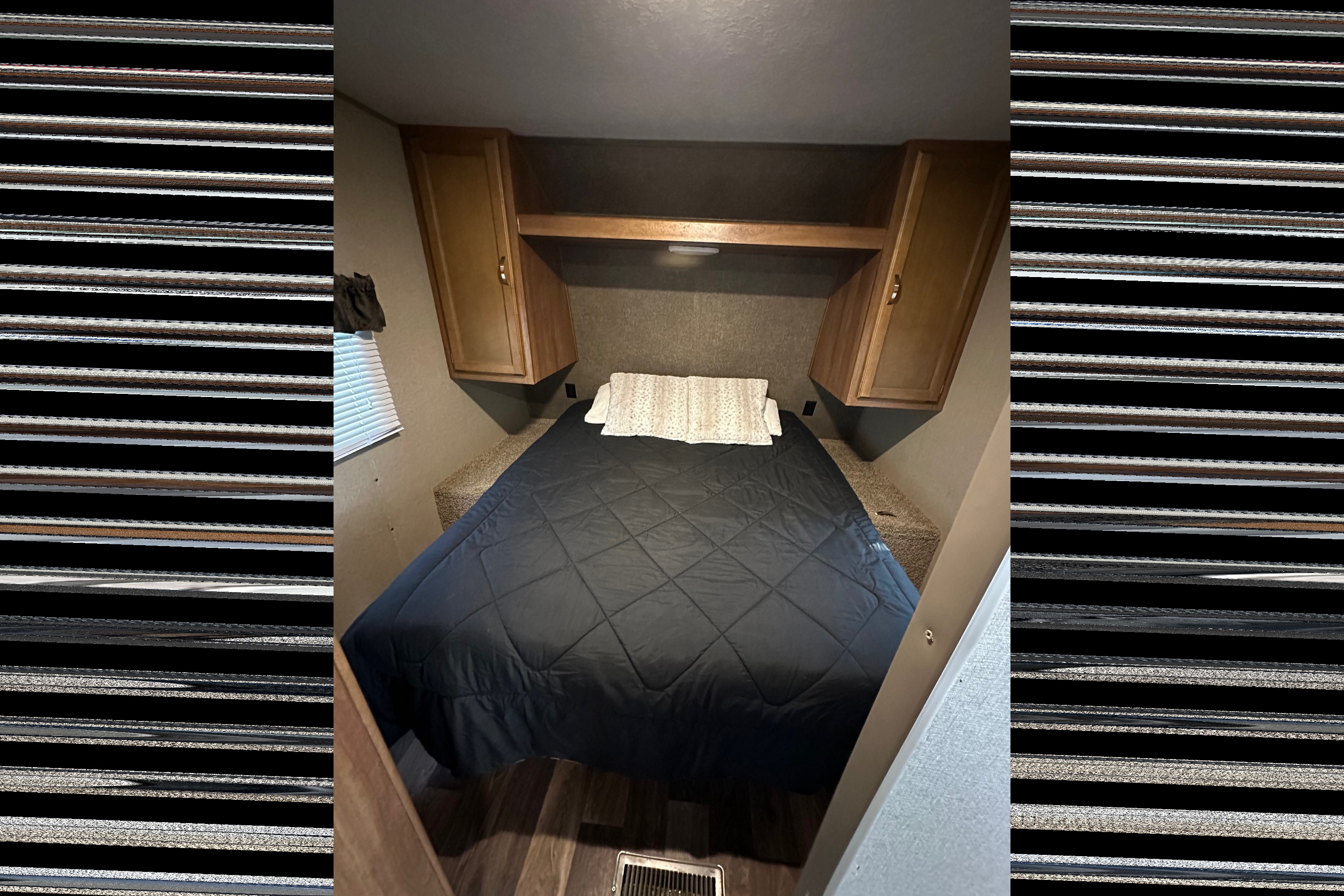2017 Keystone Summerland 2980BH Sleeps 9!!
