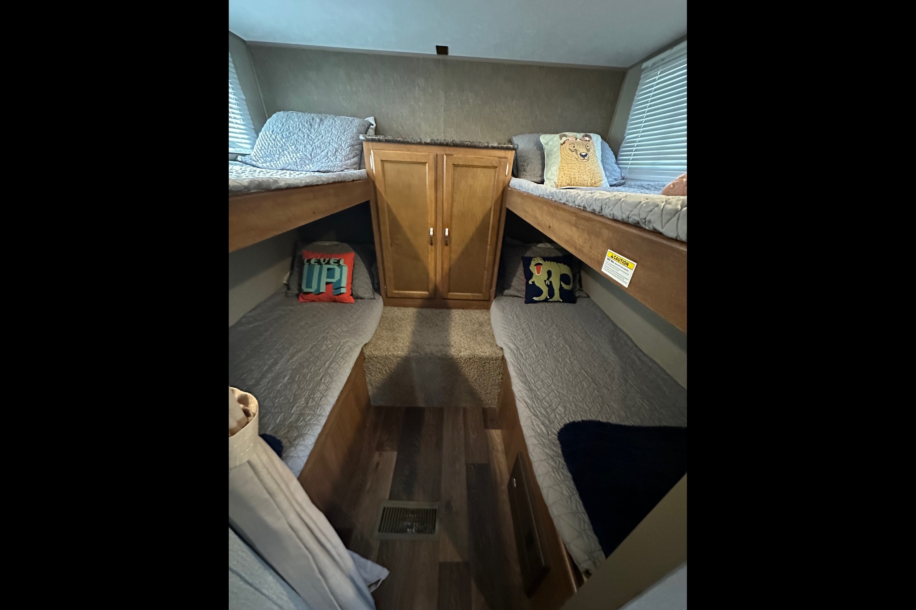 2017 Keystone Summerland 2980BH Sleeps 9!!