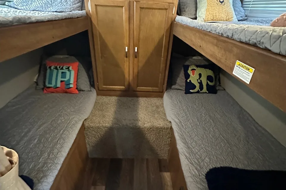 2017 Keystone Summerland 2980BH Sleeps 9!!