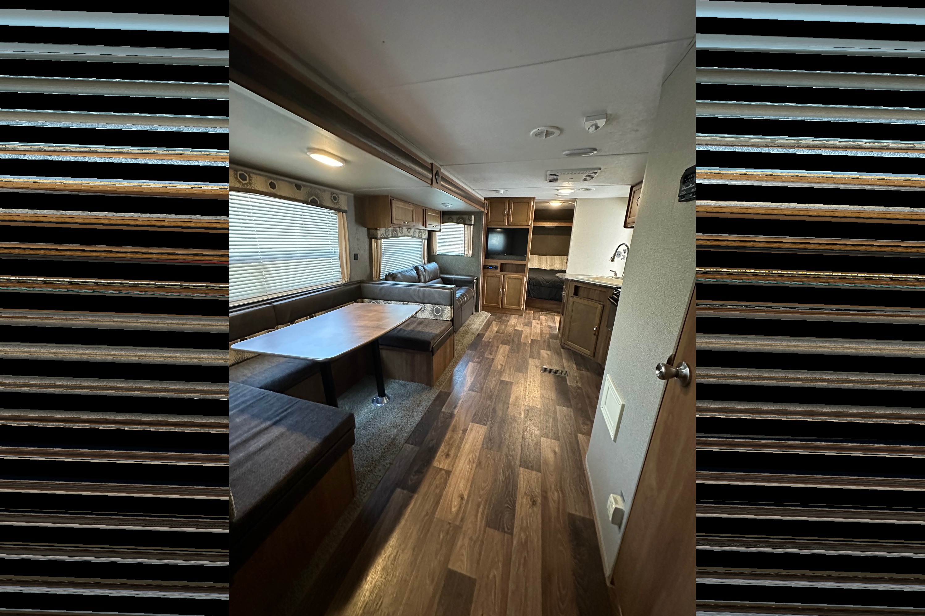 2017 Keystone Summerland 2980BH Sleeps 9!!
