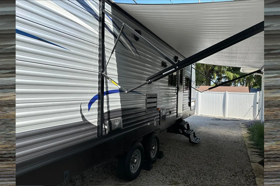 2017 Keystone Summerland 2980BH Sleeps 9!!