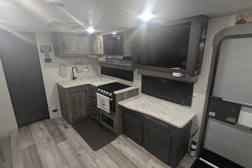 Robert's 2021 KZ Sportsmen 281bhse Travel Trailer