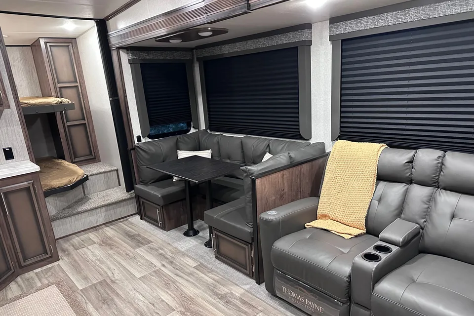 Lee’s KZ Durango half ton Fifth Wheel