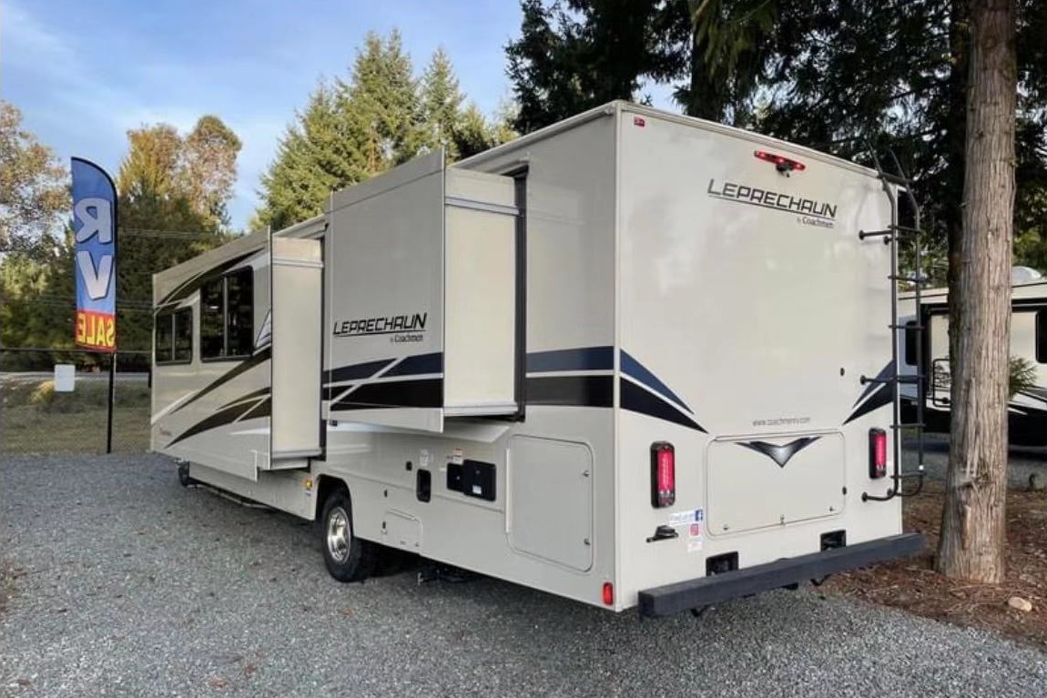 2022 Coachmen Leprechaun Ford 450 Class C,  Sleep 8 people, cozy like home.