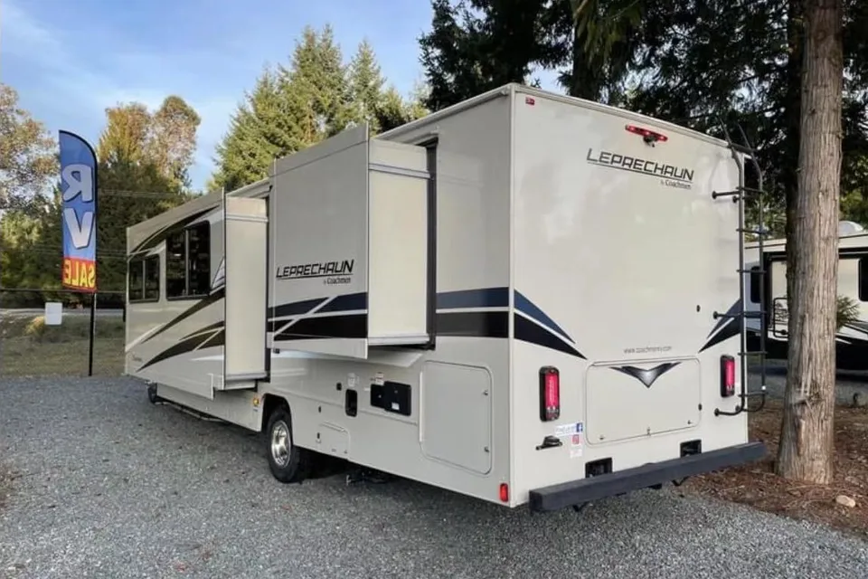 2022 Coachmen Leprechaun Ford 450 Class C,  Sleep 8 people, cozy like home.