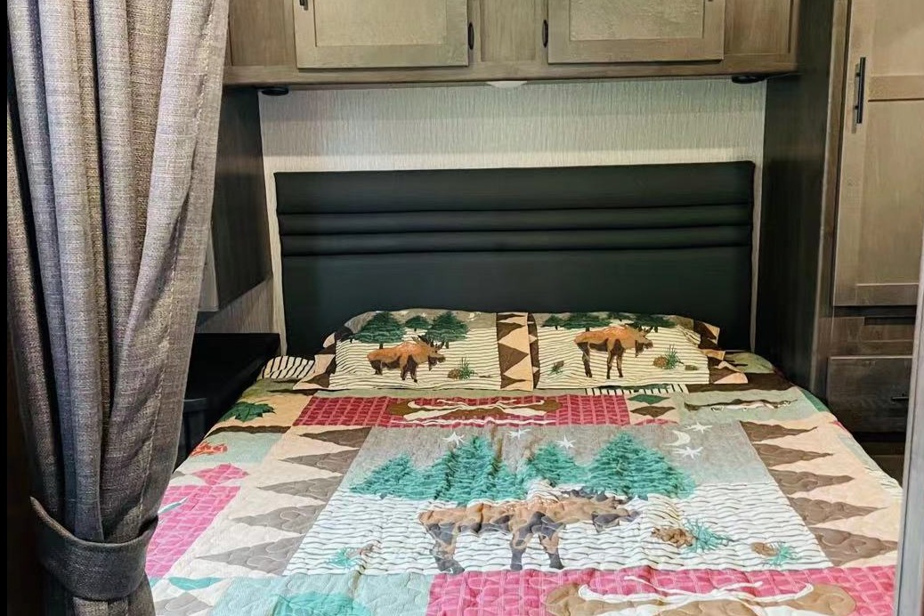 2022 Coachmen Leprechaun Ford 450 Class C,  Sleep 8 people, cozy like home.